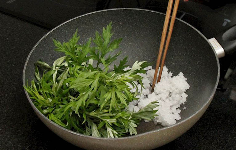 Chữa đau lưng bằng ngải cứu