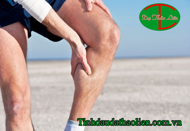 Đau chân phải làm sao